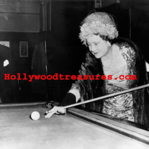 Queen Elizabeth Playing Pool Photo/Poster Classic Billiards Collection